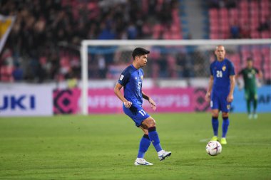 Bangkok-Tayland-9NOV2018: Thanaboon Kesarat Tayland milli stadyumunda Tayland ile Tayland arasındaki AFF Suzuki Kupası 2018 maçında sahada