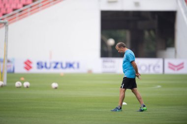 Bangkok-Tayland-16NOV2018: Milovan Rajevac Tayland teknik direktörü AFF Suzuki Kupası 2018 antreman gününde Tayland 'da görev yapıyor