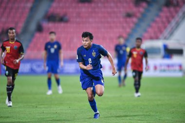 Bangkok-Tayland-9NOV2018: Tayland milli stadyumunda Timor leste ile Tayland arasındaki AFF Suzuki Kupası 2018 maçında Tayland 'ın Thitipan phungjan oyuncusu eylemde