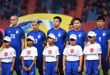 Bangkok-Tayland-9NOV2018: Thanaboon Kesarat Tayland milli stadyumunda Tayland ile Tayland arasındaki AFF Suzuki Kupası 2018 maçında sahada