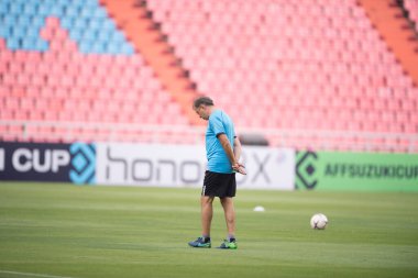 Bangkok-Tayland-16NOV2018: Milovan Rajevac Tayland teknik direktörü AFF Suzuki Kupası 2018 antreman gününde Tayland 'da görev yapıyor