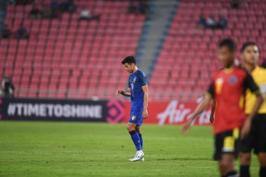 Bangkok-Tayland-9NOV2018: Thanaboon Kesarat Tayland milli stadyumunda Tayland ile Tayland arasındaki AFF Suzuki Kupası 2018 maçında sahada