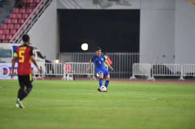 Bangkok-Tayland-9NOV2018: Tayland milli stadyumunda Timor leste ile Tayland arasındaki AFF Suzuki Kupası 2018 maçında Chalermpong Keadkaew oyuncusu