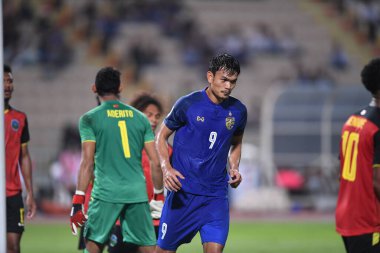 Bangkok-Tayland-9NOV2018: Tayland milli stadyumunda Timor leste ile Tayland arasındaki AFF Suzuki Kupası 2018 'de Adisak kraisorn oyuncusu eylemde