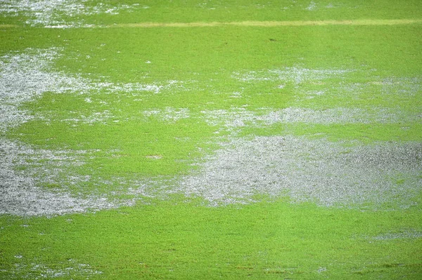 Su basmış futbol sahası görüntüsü