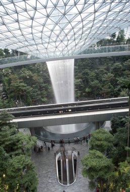 SINGAPORE, 22 Haziran 2019: Hareket bulanıklığı: The Rain Vortex, Singapur Jewel Changi Havalimanı içinde 40 metre uzunluğunda bir kapalı şelale. Jewel Changi Havaalanı 17 Nisan 2019 'da açılacak..