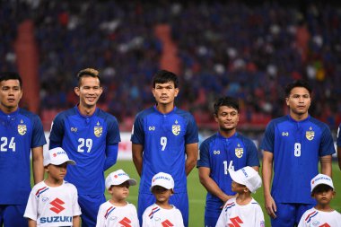 Bangkok-Tayland-17NOV2018: Tayland Milli Stadyumu 'nda Tayland ile Endonezya arasındaki AFF Suzuki Kupası 2018' de oynayan oyuncu