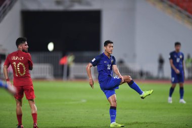 Bangkok-Tayland-17NOV2018: Tayland milli stadyumunda Tayland ile Endonezya arasındaki AFF Suzuki Kupası 2018 sırasında Pokklao anan oyuncusu eylemde