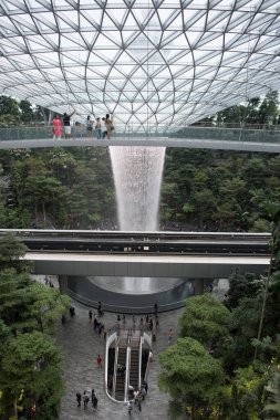 SINGAPORE, 22 Haziran 2019: Singapur Jewel Changi Havalimanı 'nın içinde 40 metre yüksekliğinde bir kapalı şelale. Jewel Changi Havaalanı 17 Nisan 2019 'da açılacak..