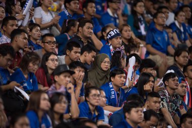 Bangkok-Tayland-17NOV2018: Tayland ile Endonezya arasındaki AFF Suzuki Kupası 2018 yılındaki ulusal stadyum, Tayland karşılaşmasında kimliği belirsiz taraftar