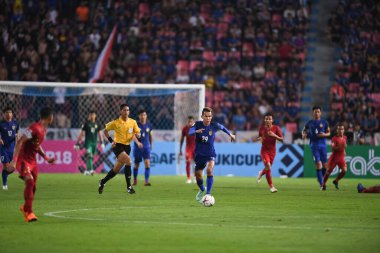 Bangkok-Tayland-17NOV2018: Tayland milli stadyumunda Tayland ile Endonezya arasındaki AFF Suzuki Kupası 2018 'de Sanrawat dechmitr oyuncusu eylemde