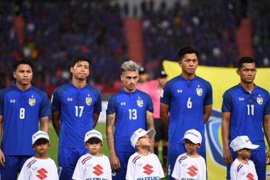 Bangkok-Tayland-17NOV2018: Tayland Milli Stadyumu 'nda Tayland ile Endonezya arasındaki AFF Suzuki Kupası 2018' de oynayan oyuncu