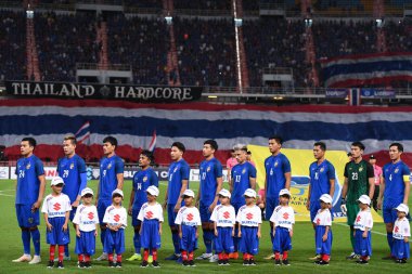 Bangkok-Tayland-17NOV2018: Tayland Milli Stadyumu 'nda Tayland ile Endonezya arasındaki AFF Suzuki Kupası 2018' de oynayan oyuncu