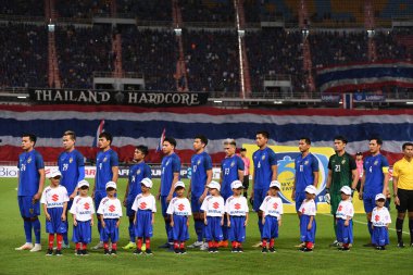 Bangkok-Tayland-17NOV2018: Tayland Milli Stadyumu 'nda Tayland ile Endonezya arasındaki AFF Suzuki Kupası 2018' de oynayan oyuncu