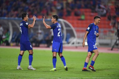 Bangkok-Tayland-17NOV2018: Tayland milli stadyumunda Tayland ile Endonezya arasındaki AFF Suzuki Kupası 2018 'de Pokklao Anan oyuncusu gol için kutlama yaptı