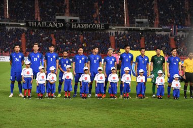 Bangkok-Tayland-17NOV2018: Tayland Milli Stadyumu 'nda Tayland ile Endonezya arasındaki AFF Suzuki Kupası 2018' de oynayan oyuncu