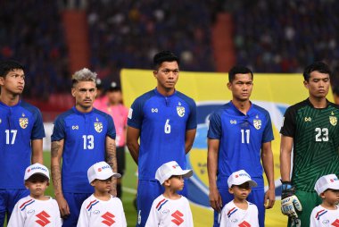 Bangkok-Tayland-17NOV2018: Tayland milli stadyumunda Tayland ile Endonezya arasındaki AFF Suzuki Kupası 2018 'de Pansa Hemwiboon oyuncusu eylemde