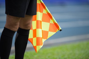 Yardımcı hakem bayrağı beklemede