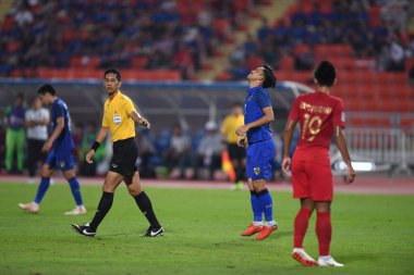 Bangkok-Tayland-17NOV2018: Tayland milli stadyumunda Tayland ile Endonezya arasındaki AFF Suzuki Kupası 2018 'de Sümanya purisai oyuncusu eylemde