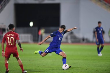 Bangkok-Tayland-17NOV2018: Tayland milli stadyumunda Tayland ile Endonezya arasındaki AFF Suzuki Kupası 2018 sırasında Pokklao anan oyuncusu eylemde