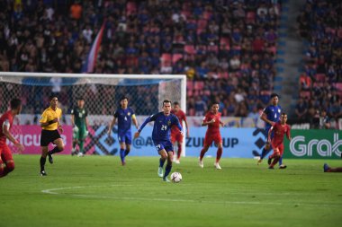 Bangkok-Tayland-17NOV2018: Tayland milli stadyumunda Tayland ile Endonezya arasındaki AFF Suzuki Kupası 2018 'de Sanrawat dechmitr oyuncusu eylemde