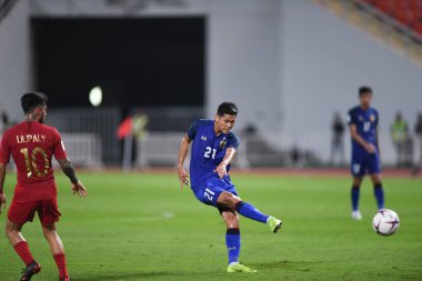 Bangkok-Tayland-17NOV2018: Tayland milli stadyumunda Tayland ile Endonezya arasındaki AFF Suzuki Kupası 2018 sırasında Pokklao anan oyuncusu eylemde