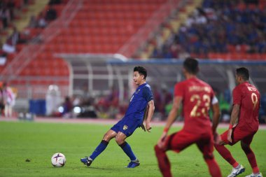 Bangkok-Tayland-17NOV2018: Tayland milli stadyumunda Tayland ile Endonezya arasındaki AFF Suzuki Kupası 2018 sırasında Tayland 'ın Thitipan phuangjan oyuncusu eylemde