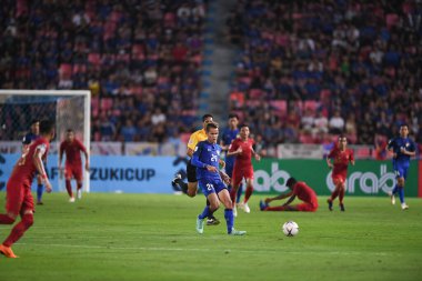 Bangkok-Tayland-17NOV2018: Tayland milli stadyumunda Tayland ile Endonezya arasındaki AFF Suzuki Kupası 2018 'de Sanrawat dechmitr oyuncusu eylemde