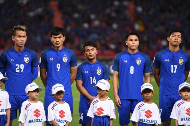 Bangkok-Tayland-17NOV2018: Tayland Milli Stadyumu 'nda Tayland ile Endonezya arasındaki AFF Suzuki Kupası 2018' de oynayan oyuncu