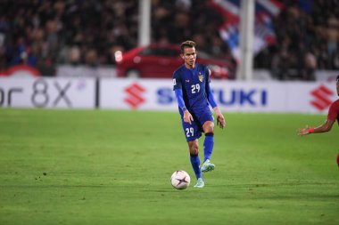 Bangkok-Tayland-17NOV2018: Tayland milli stadyumunda Tayland ile Endonezya arasındaki AFF Suzuki Kupası 2018 'de Sanrawat dechmitr oyuncusu eylemde