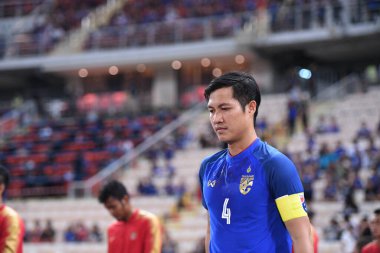 Bangkok-Tayland-17NOV2018: Tayland milli stadyumunda Tayland ile Endonezya arasındaki AFF Suzuki Kupası 2018 'de Chalermpongn keadkaew oyuncusu