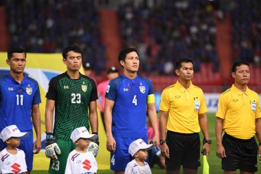 Bangkok-Tayland-17NOV2018: Tayland milli stadyumunda Tayland ile Endonezya arasındaki AFF Suzuki Kupası 2018 'de Chalermpongn keadkaew oyuncusu