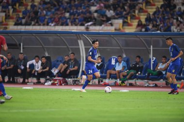 Bangkok-Tayland-17NOV2018: Tayland milli stadyumunda Tayland ile Endonezya arasındaki AFF Suzuki Kupası 2018 'de Korrakod Viriyaudomsiri oyuncusu