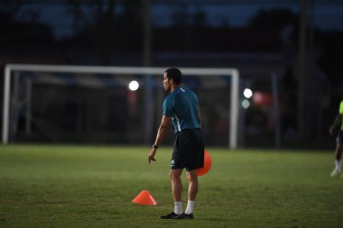 Buriram-Tayland-7Jun2019: Remko bicentini baş antrenörü Curacao 'nun antrenmanı sırasında, Chang antrenman sahası 1, gömme, Tayland