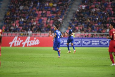 Bangkok-Tayland-17NOV2018: Tayland milli stadyumunda Tayland ile Endonezya arasındaki AFF Suzuki Kupası 2018 'de Sümanya purisai oyuncusu eylemde
