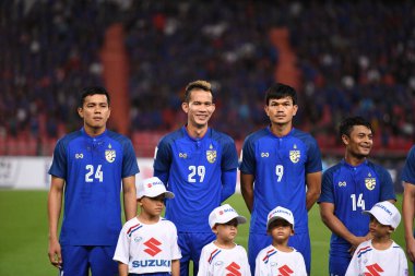Bangkok-Tayland-17NOV2018: Tayland Milli Stadyumu 'nda Tayland ile Endonezya arasındaki AFF Suzuki Kupası 2018' de oynayan oyuncu
