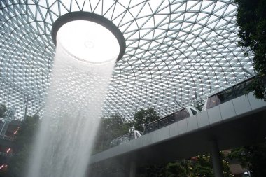 Singapur - 22 Temmuz 2019: yağmur girdabının yanında kepenk kapatma treni. Jewel Changi Havalimanı, Singapur 'daki Changi Havalimanı' nda Nisan 2019 'da açılan karma kullanımlı bir havaalanıdır..
