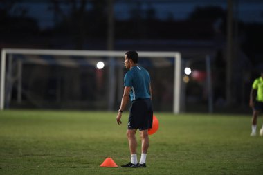 Buriram-Tayland-7Jun2019: Remko bicentini baş antrenörü Curacao 'nun antrenmanı sırasında, Chang antrenman sahası 1, gömme, Tayland
