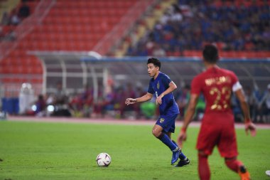 Bangkok-Tayland-17NOV2018: Tayland milli stadyumunda Tayland ile Endonezya arasındaki AFF Suzuki Kupası 2018 sırasında Tayland 'ın Thitipan phuangjan oyuncusu eylemde