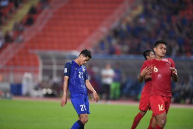 Bangkok-Tayland-17NOV2018: Tayland milli stadyumunda Tayland ile Endonezya arasındaki AFF Suzuki Kupası 2018 sırasında Pokklao anan oyuncusu eylemde