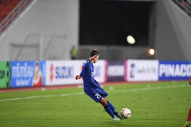 Bangkok-Tayland-17NOV2018: Tayland milli stadyumunda Tayland ile Endonezya arasındaki AFF Suzuki Kupası 2018 'de Sanrawat dechmitr oyuncusu eylemde