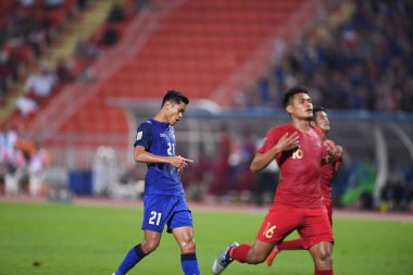 Bangkok-Tayland-17NOV2018: Tayland milli stadyumunda Tayland ile Endonezya arasındaki AFF Suzuki Kupası 2018 sırasında Pokklao anan oyuncusu eylemde
