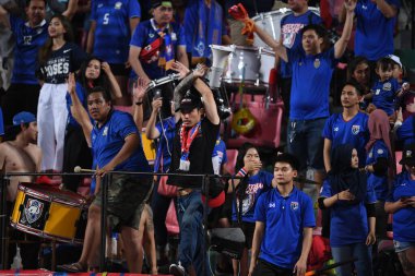 Bangkok-Tayland-17NOV2018: Tayland ile Endonezya arasındaki AFF Suzuki Kupası 2018 yılındaki ulusal stadyum, Tayland karşılaşmasında kimliği belirsiz taraftar