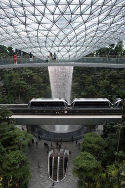 SINGAPORE, 22 Haziran 2019: Singapur Jewel Changi Havalimanı 'nın içinde 40 metre yüksekliğinde bir kapalı şelale. Jewel Changi Havaalanı 17 Nisan 2019 'da açılacak..