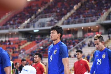 Bangkok-Tayland-17NOV2018: Tayland milli stadyumunda Tayland ile Endonezya arasındaki AFF Suzuki Kupası 2018 'de Adisak kraisorn oyuncusu eylemde