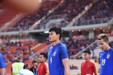 Bangkok-Tayland-17NOV2018: Tayland milli stadyumunda Tayland ile Endonezya arasındaki AFF Suzuki Kupası 2018 'de Adisak kraisorn oyuncusu eylemde
