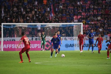 Bangkok-Tayland-17NOV2018: Tayland milli stadyumunda Tayland ile Endonezya arasındaki AFF Suzuki Kupası 2018 'de Sanrawat dechmitr oyuncusu eylemde