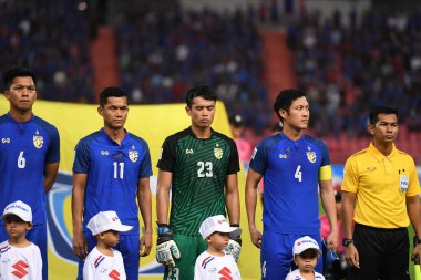 Bangkok-Tayland-17NOV2018: Tayland Milli Stadyumu 'nda Tayland ile Endonezya arasındaki AFF Suzuki Kupası 2018' de oynayan oyuncu