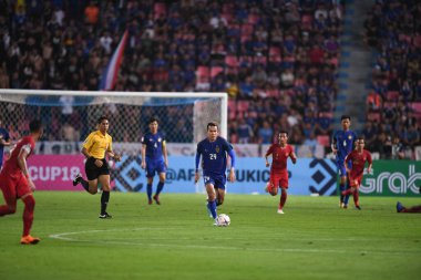 Bangkok-Tayland-17NOV2018: Tayland milli stadyumunda Tayland ile Endonezya arasındaki AFF Suzuki Kupası 2018 'de Sanrawat dechmitr oyuncusu eylemde