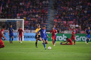 Bangkok-Tayland-17NOV2018: Tayland milli stadyumunda Tayland ile Endonezya arasındaki AFF Suzuki Kupası 2018 'de Sanrawat dechmitr oyuncusu eylemde